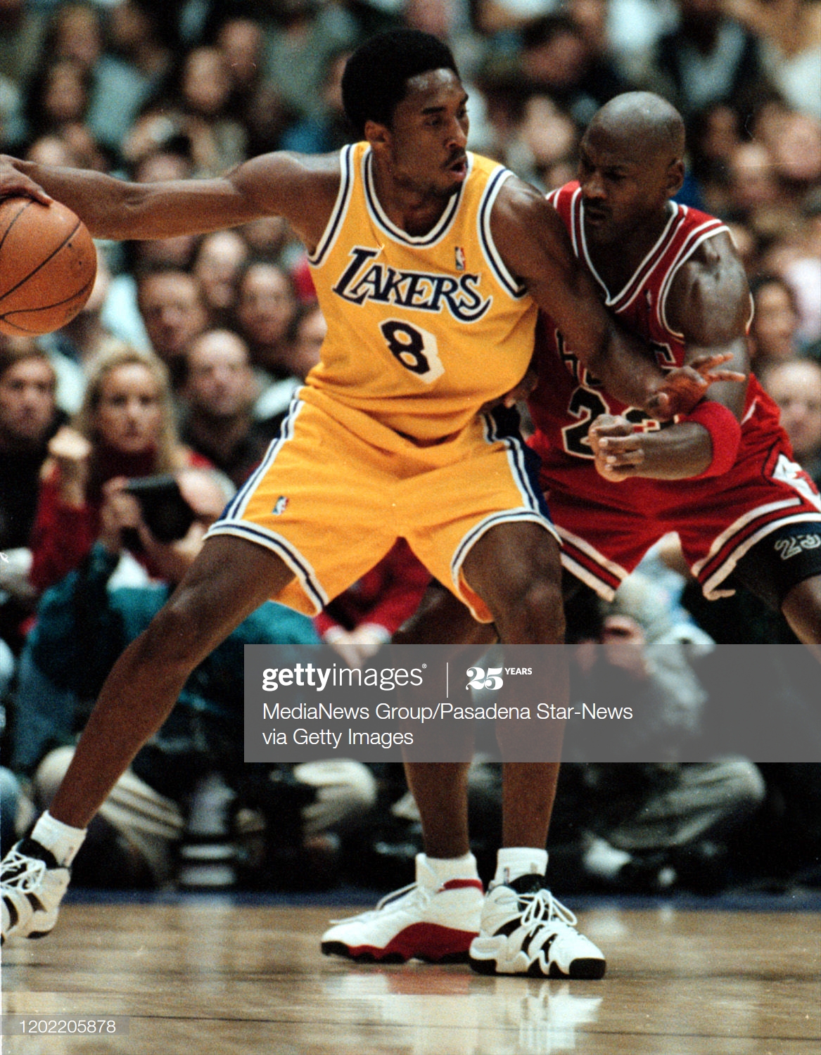 nba模擬器招式有哪些（2K中電腦模擬巔峰科比vs喬丹：科比會(huì)用什么招式單挑喬丹？）