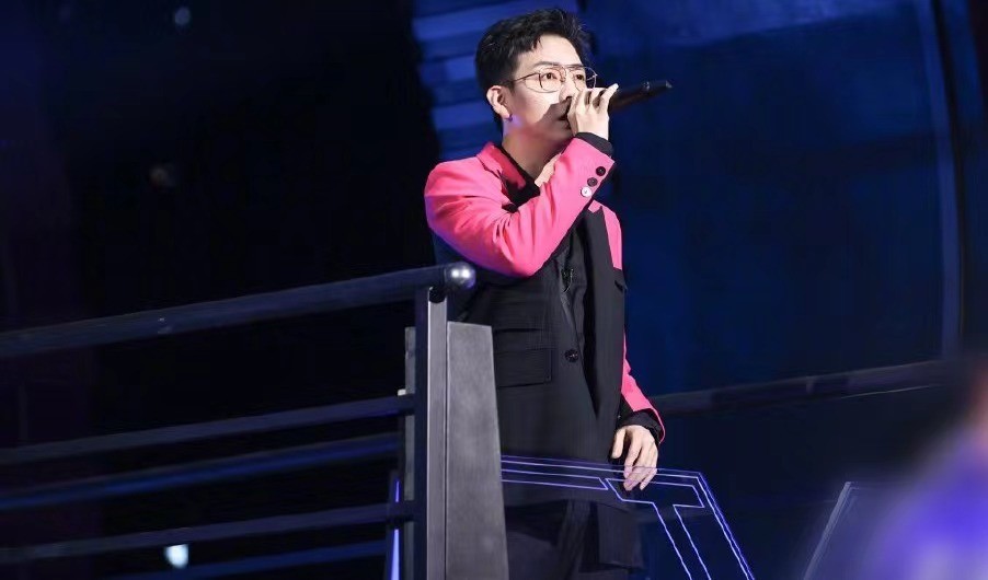 破音跑调，飙高音累到裤子崩开，但我还是要给这位31岁歌手点个赞