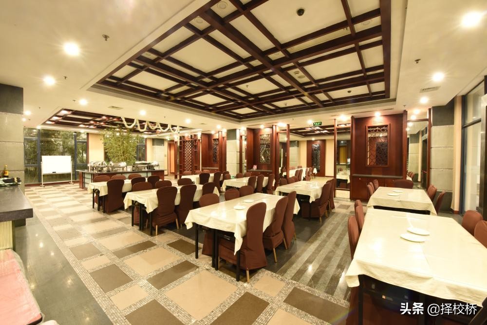 韩国幼儿园的小女孩都开始化妆了，上海国际学校也重学生礼仪培养