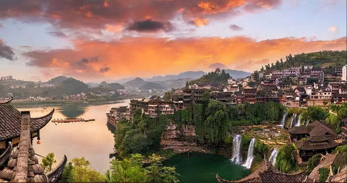 湘西芙蓉镇：坐落在瀑布上的古镇人家