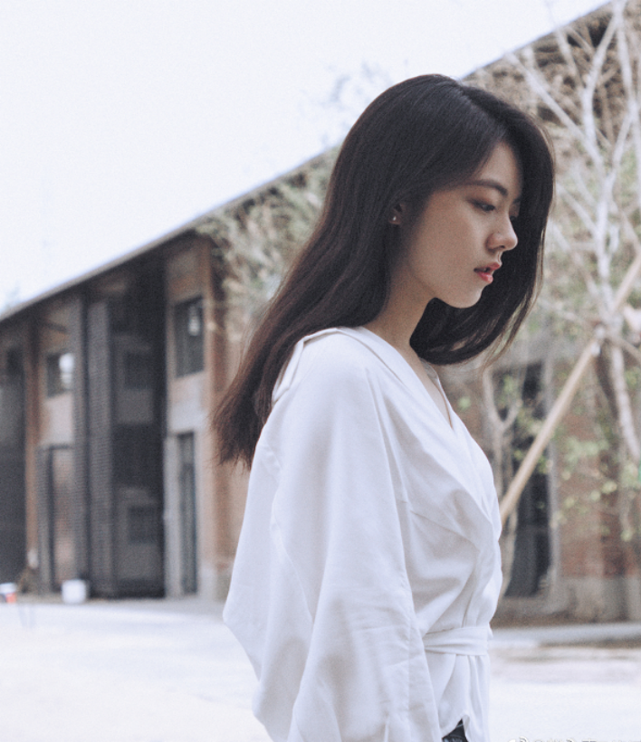 赵今麦晒自拍照营业:长发白衬衣气质惊艳,怎知她的侧颜更迷人