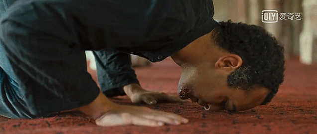 兄弟被强暴，他假装没看见：千万别当爱的炮灰，叫人心疼