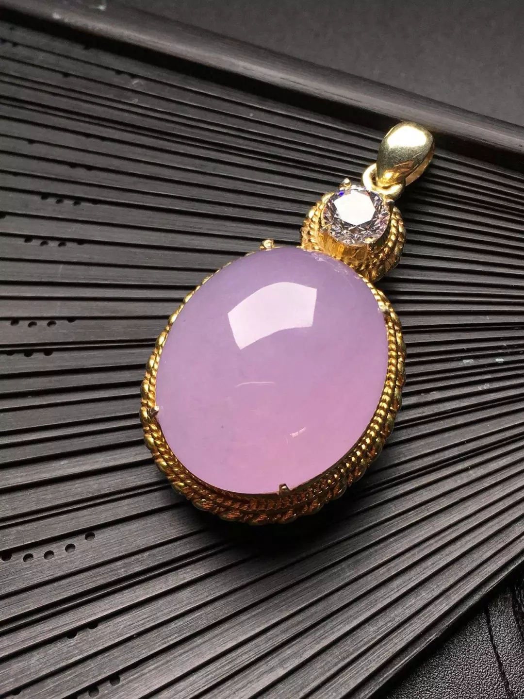 有些水头比较好的紫翡翠,常常呈现淡雅的粉紫色,这种颜色属于行业里