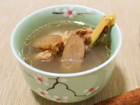 防治感冒，喝牛蒡荷叶薏米煲瘦肉汤