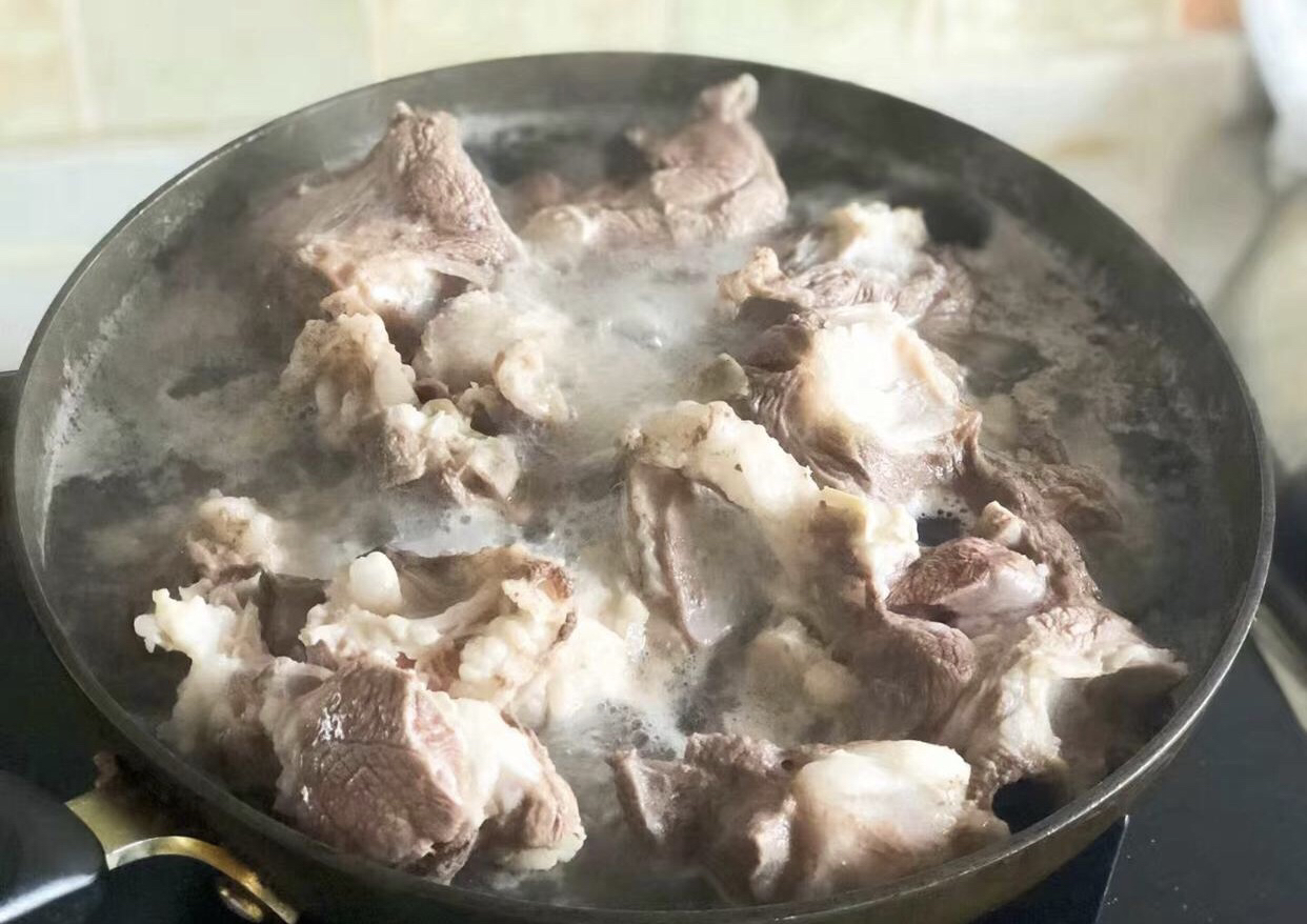 炖羊肉，别再放香料了，只放这2样，不膻不腥，冬天喝更滋补