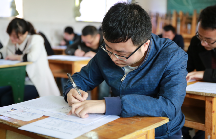 基层公务员晒出工资单，透露公务员真实待遇，和想象的不太一样