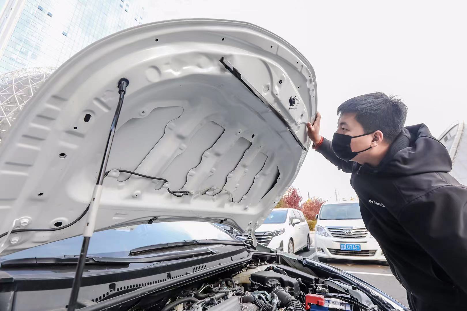 网络主播承诺的“无事故精品二手车”包括气囊换过73个件