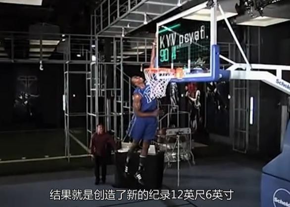 nba为什么不能摸球员(照片不会骗人！NBA有多少人能摸篮板上沿？拉塞尔亲口承认摸到)