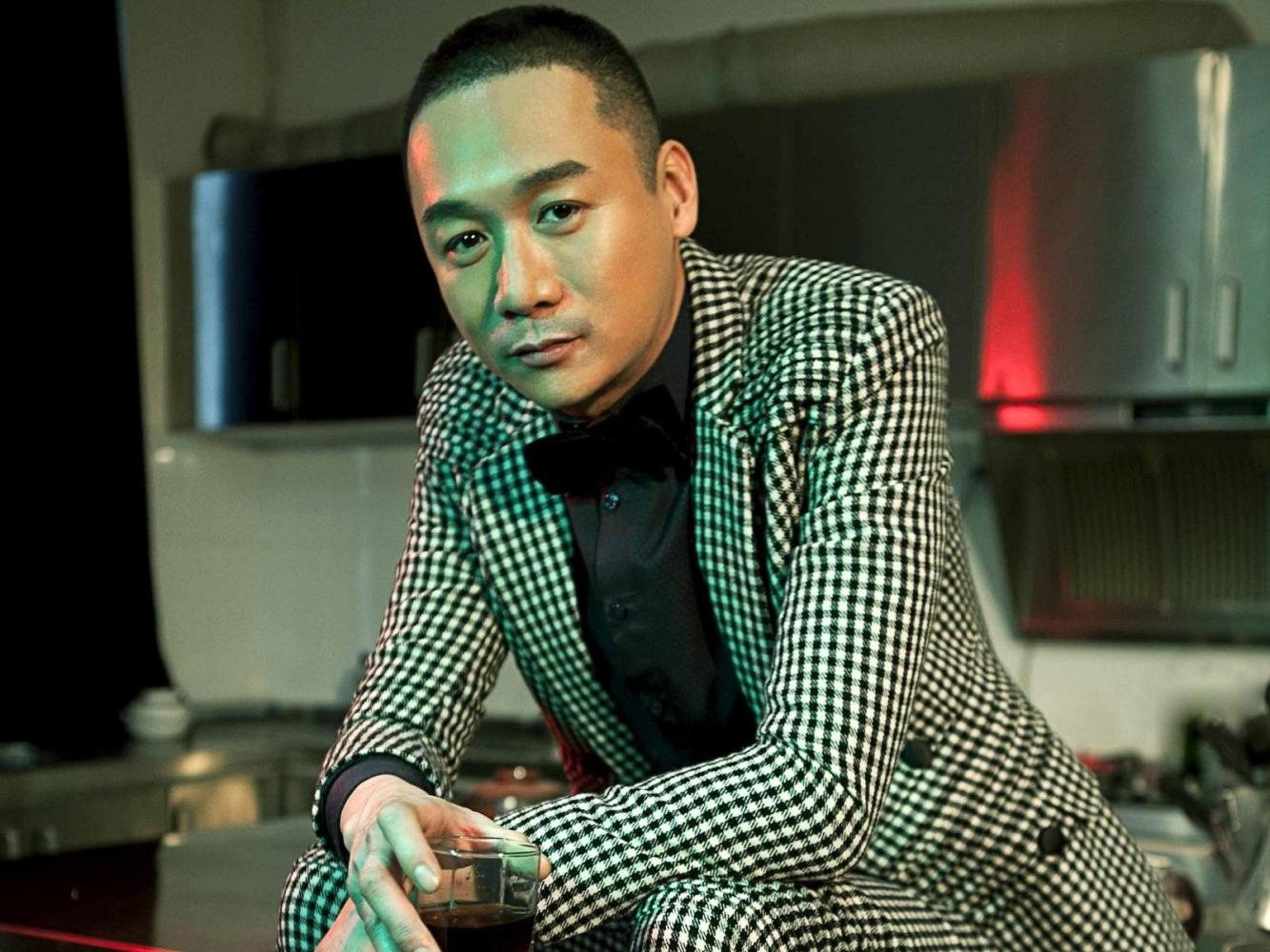 47岁高虎田园生活曝光,退圈转行农业达人,戴草帽亲自下地耕种