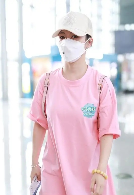 “九球皇后”潘晓婷，穿粉色T恤走少女风，39岁仍单身