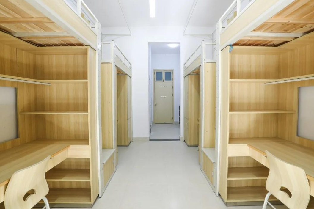 大学宿舍仿佛“贫民窟”，环境“脏乱差”，新生入学直呼：想退学