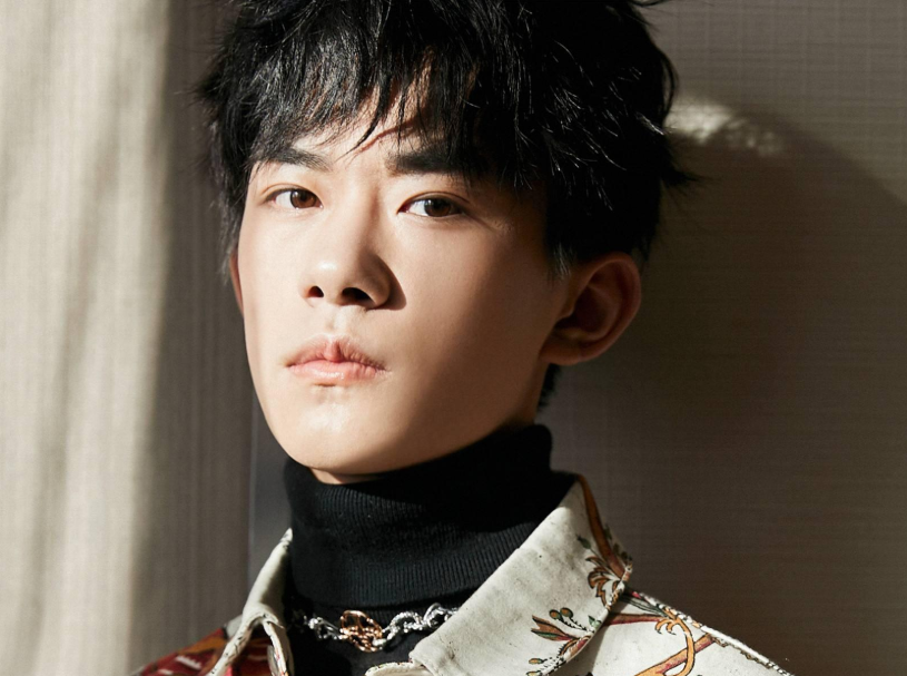 易烊千玺高考“太偏科”，数学成绩不错，英语分数让人捏了一把汗