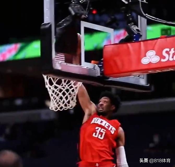 为什么nba崴脚要拖地板(揪心！伍德踩脚莫兰特90度崴脚，被豪斯布朗扶下场，坐轮椅退赛)