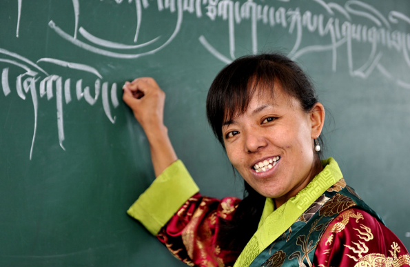 西藏一小学教师工资单曝光，没有绩效工资，年薪还能超16万元