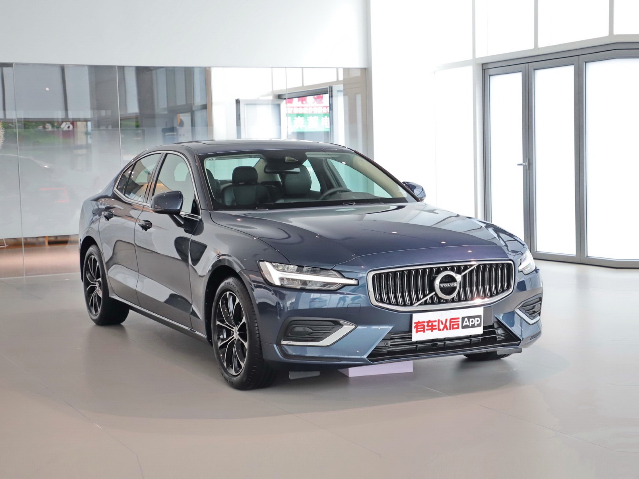 沃尔沃s60接近b级车的尺寸,a级车的价格,吉利近来似乎很喜欢这样布局