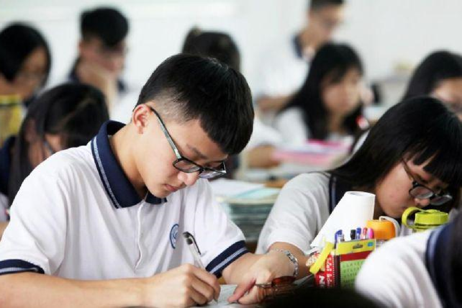 中学生之间的“新型攀比”：校服都一样，但脚上踩的全是名牌鞋