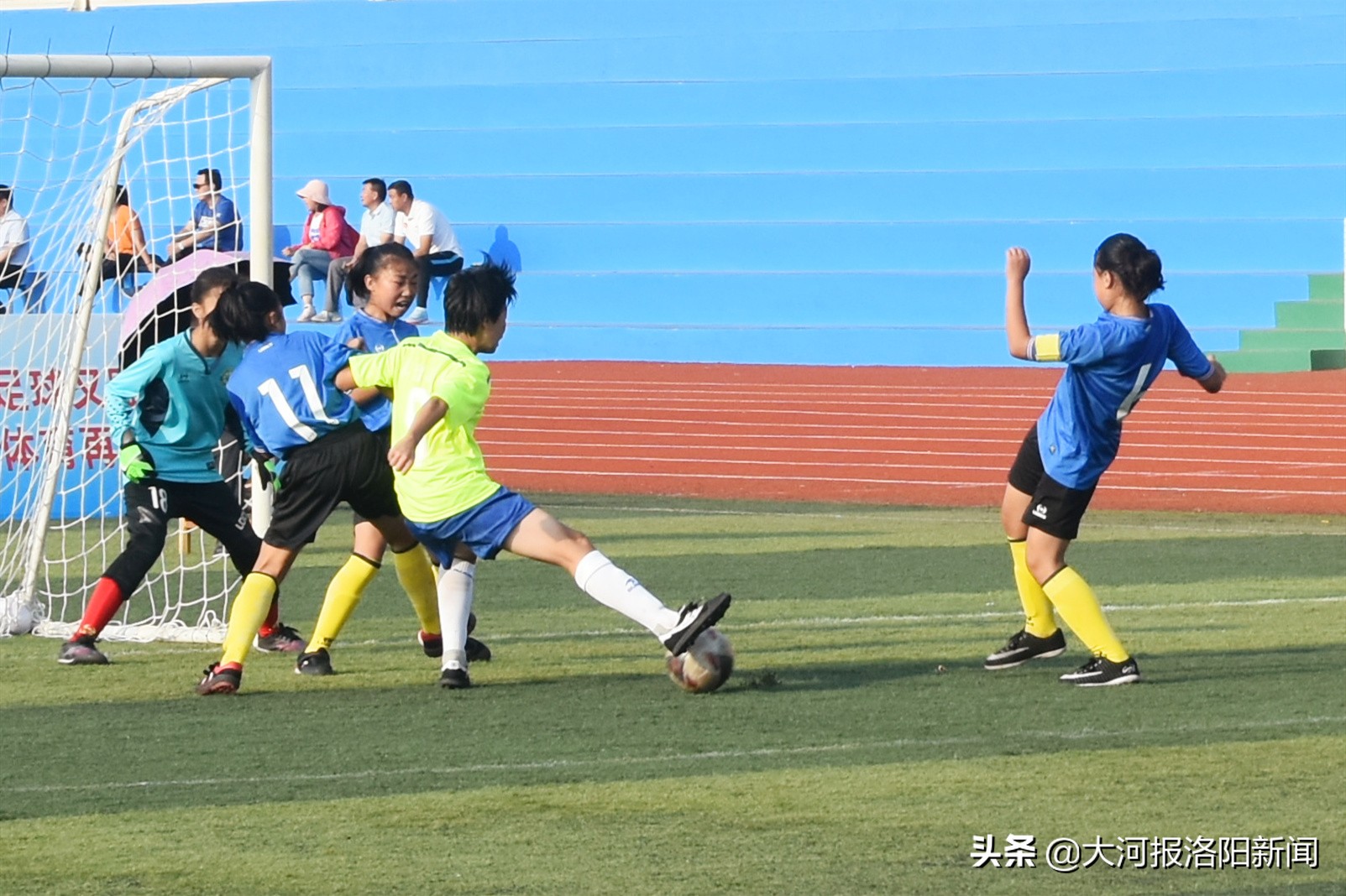 2019年市长杯足球赛喜报(女子足球又有喜讯！洛阳小学女子足球队勇夺“省长杯”亚军)