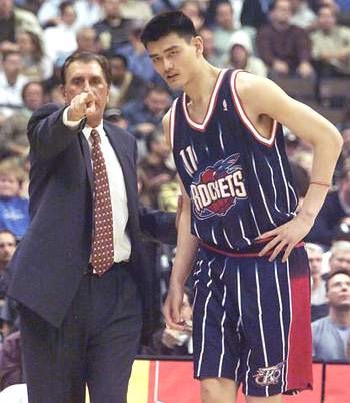 姚明打cba哪个球队（02年姚明如何成第一个纯外籍状元？打爆01榜眼，征服梦之队主教练）