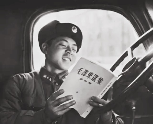 雷锋下葬的真实照片：摩托车开道，十万人送行
