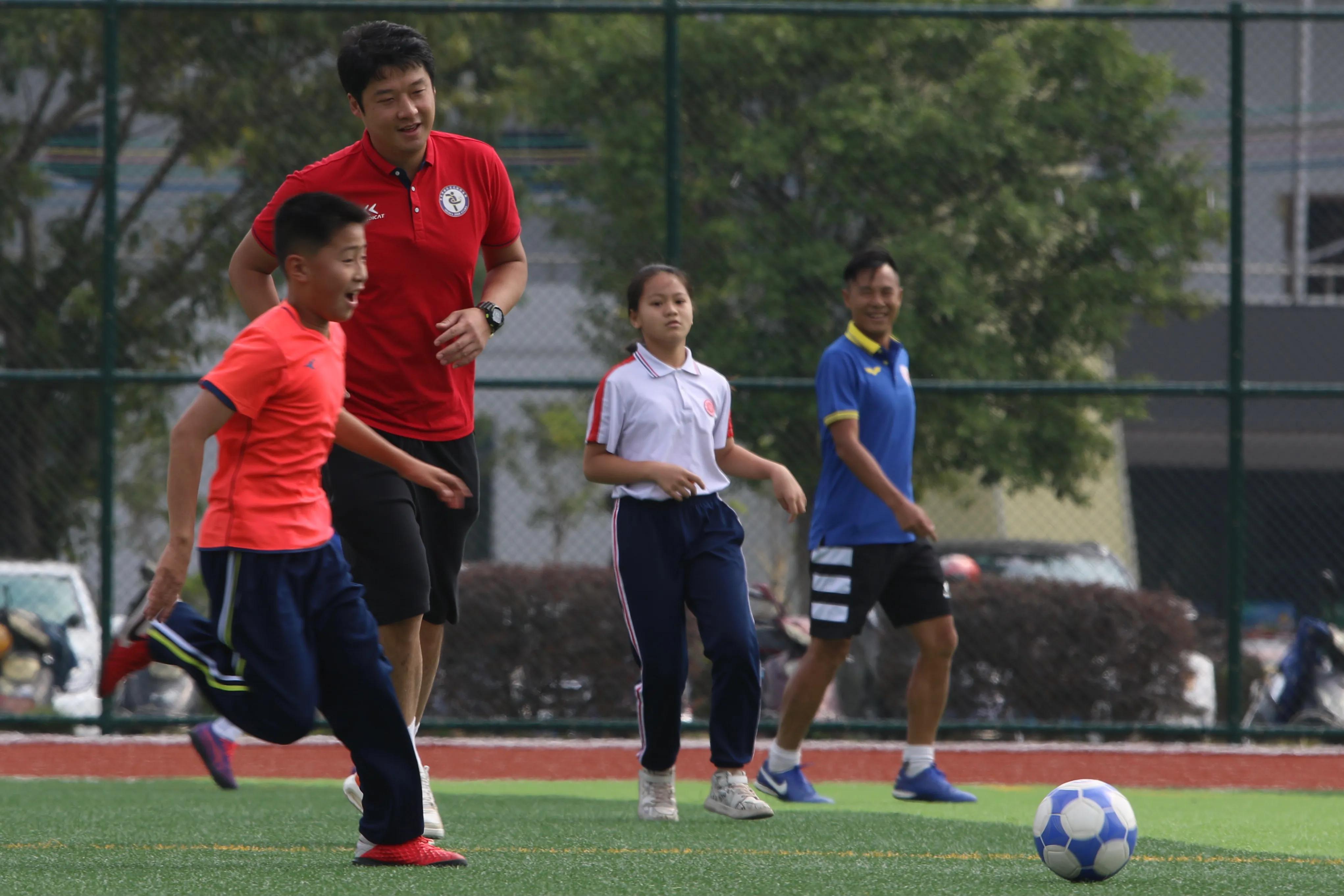 壹基金运动汇项目小学足球联赛(2021年壹乐园运动汇乡村儿童足球广东英德项目正式启动)