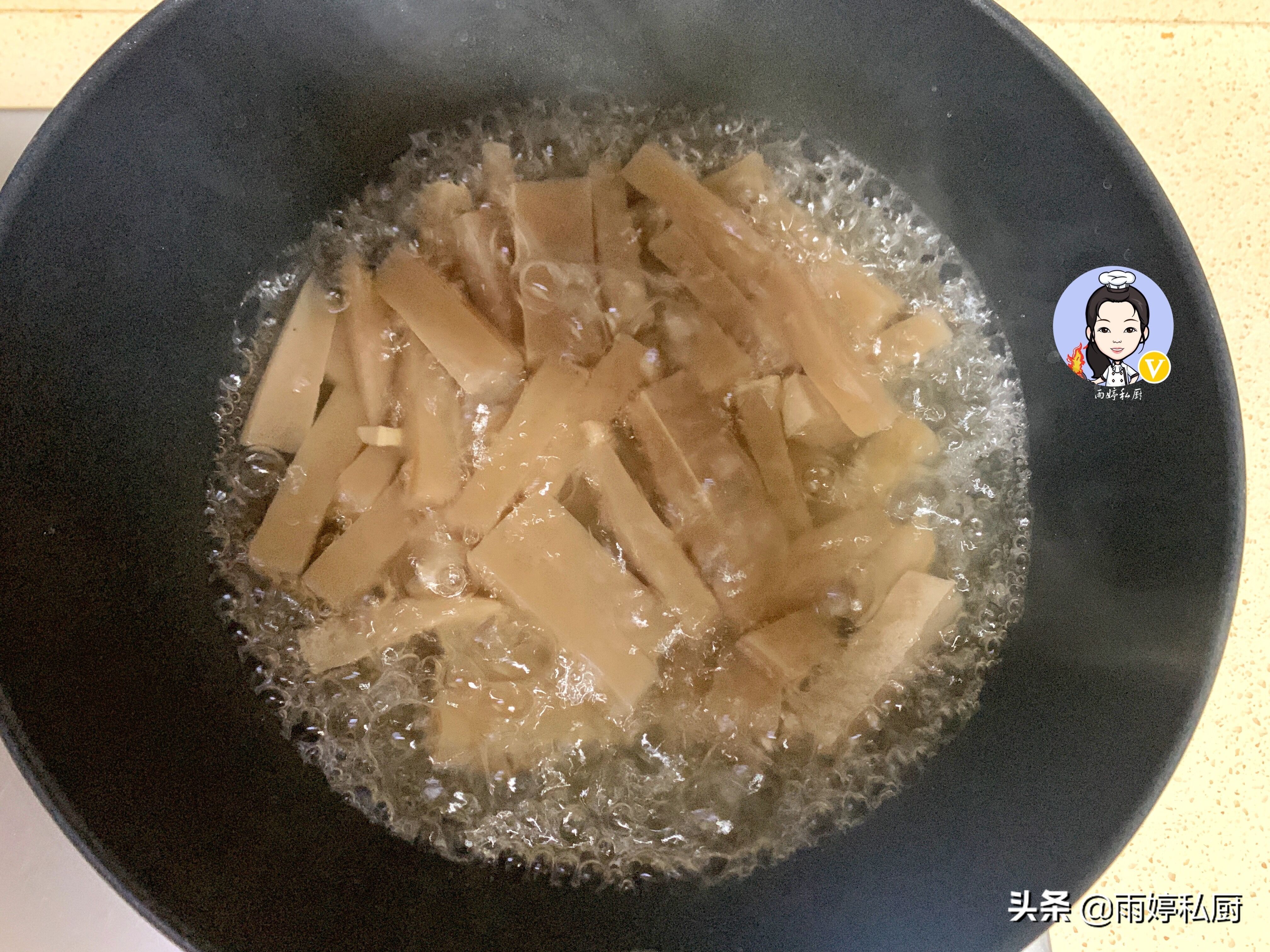 黑豆腐怎么做好吃（教你做Q弹滑软的黑豆腐）