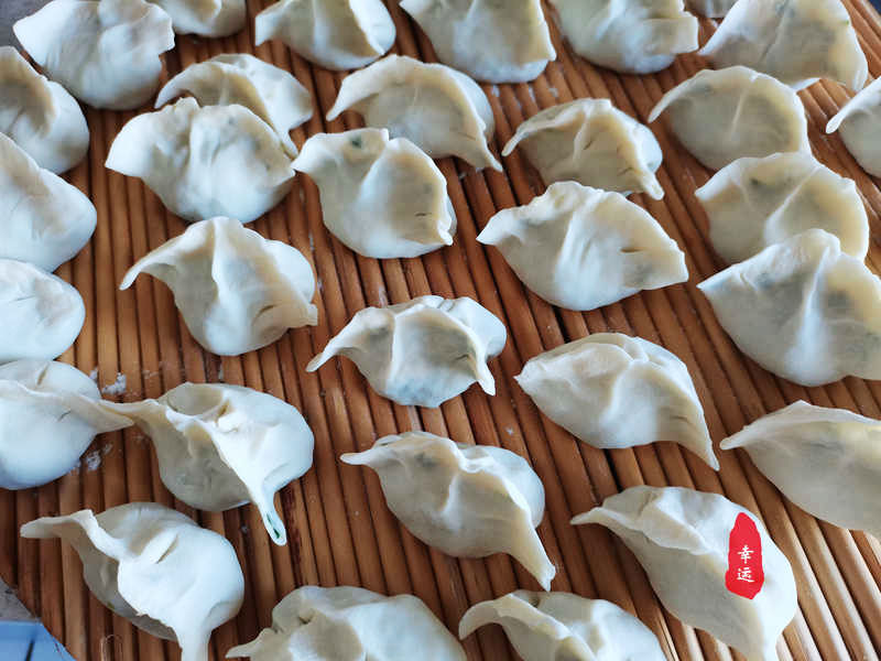 薄皮大馅的三鲜馅饺子，咬一口就能吃到虾仁，口感鲜香好解馋