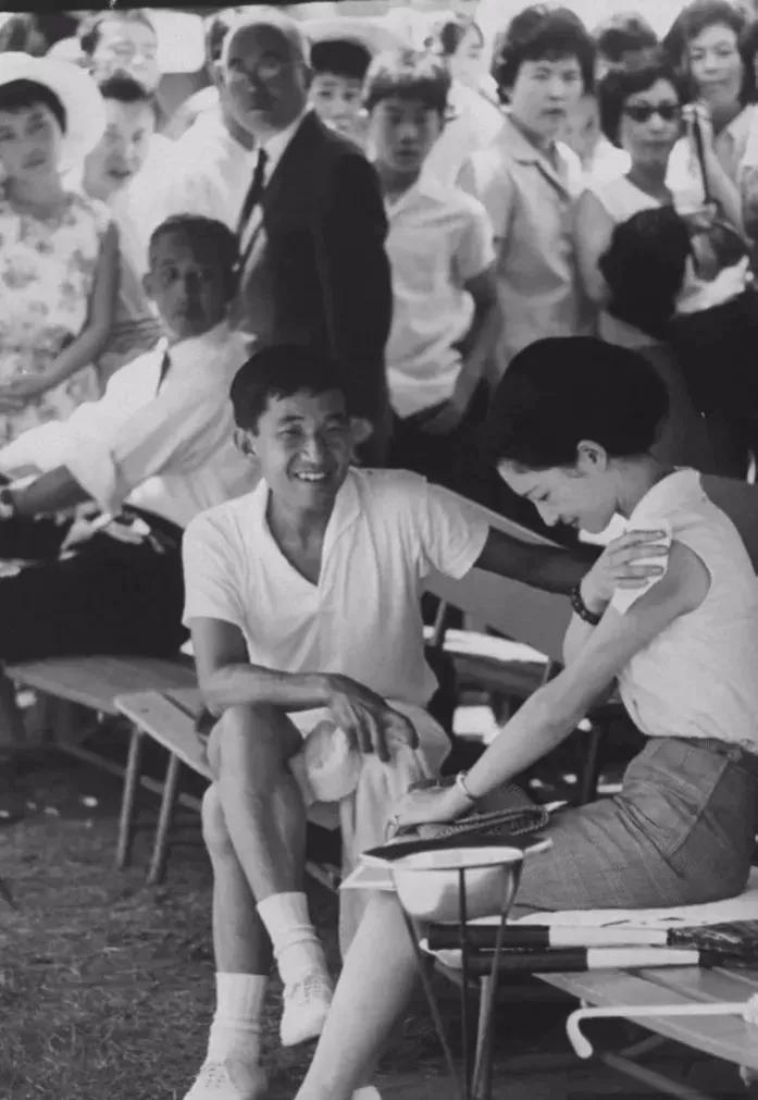 她是日本名媛，是明仁初恋，拒绝电话订婚，为何75岁称配不上明仁