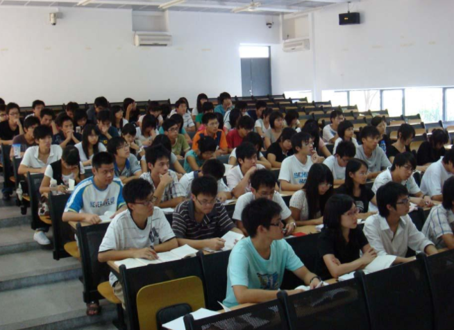 青岛大学“举牌女神”，气质和司藤有点像，网友觉得是服装出彩