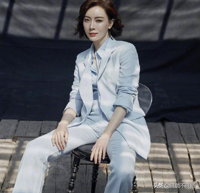 陈数带火了一种穿法，叫“西装+烟管裤”，很适合四五十岁的女人