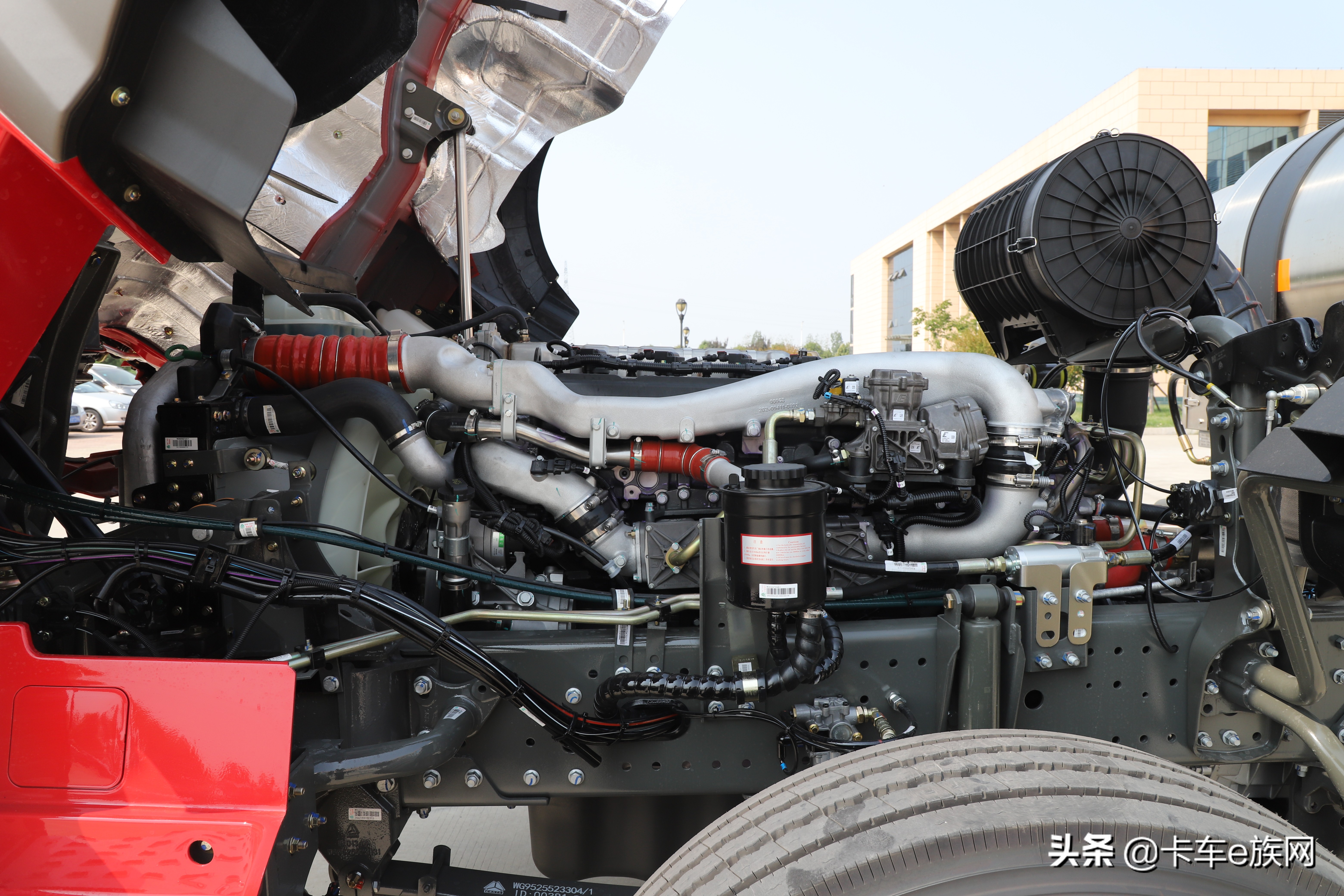 国六牵引车一样不烧尿素,中国重汽豪瀚LNG 6×4牵引车深度评测
