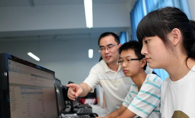 美女学霸高考678分，父母办升学宴，却遭亲戚当众嘲讽