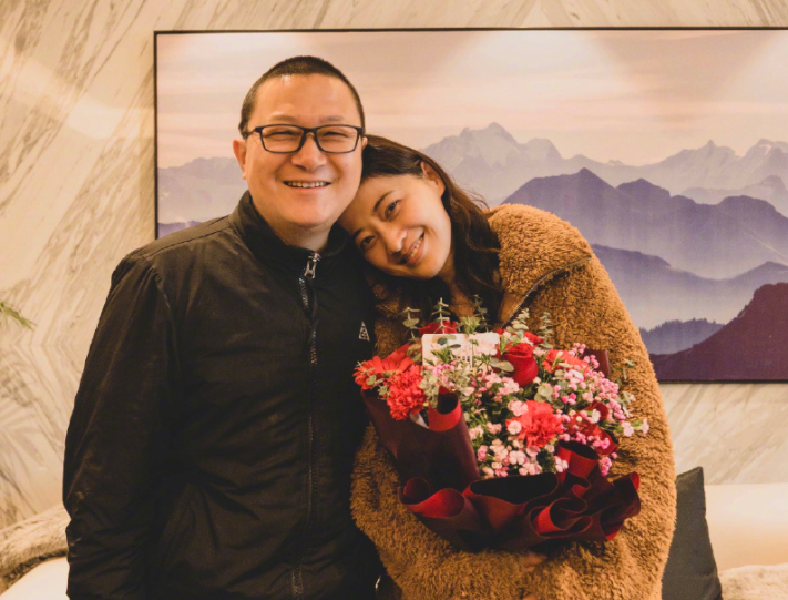 曾剑比梅婷大多少(46岁梅婷与家人庆生) - 青木春