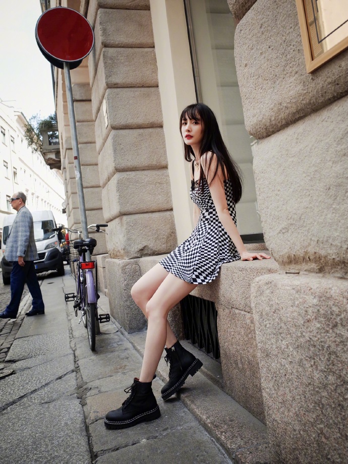 杨幂米兰写真全曝光！露香肩长腿硬凹少女感，像极了网红