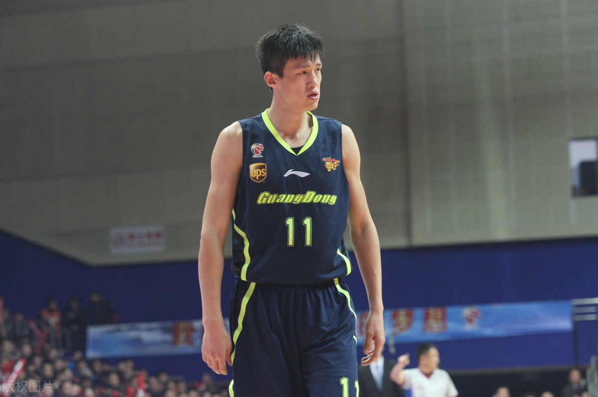 男篮周鹏个人资料简介(周鹏的故事:曾被辽宁队员欺负,力压阿联成队长