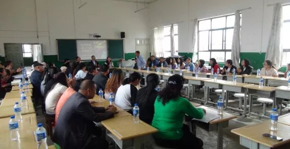 教师节来临，给老师送礼时应该坚持“两个避免”，八成家长送错了