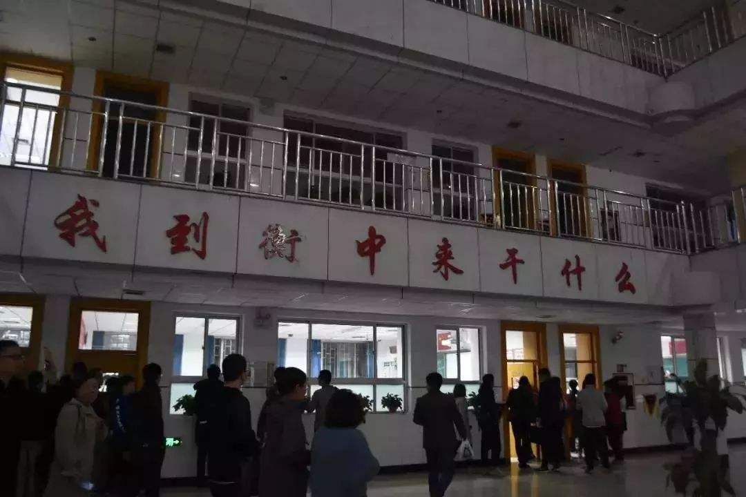 三十年前的垃圾中学，如今逆袭成功，高考清华北大遍地走