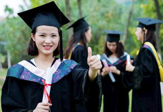 美国韩裔女大学生怒怼导师，只穿内衣做课堂演讲，究竟是为啥呢？