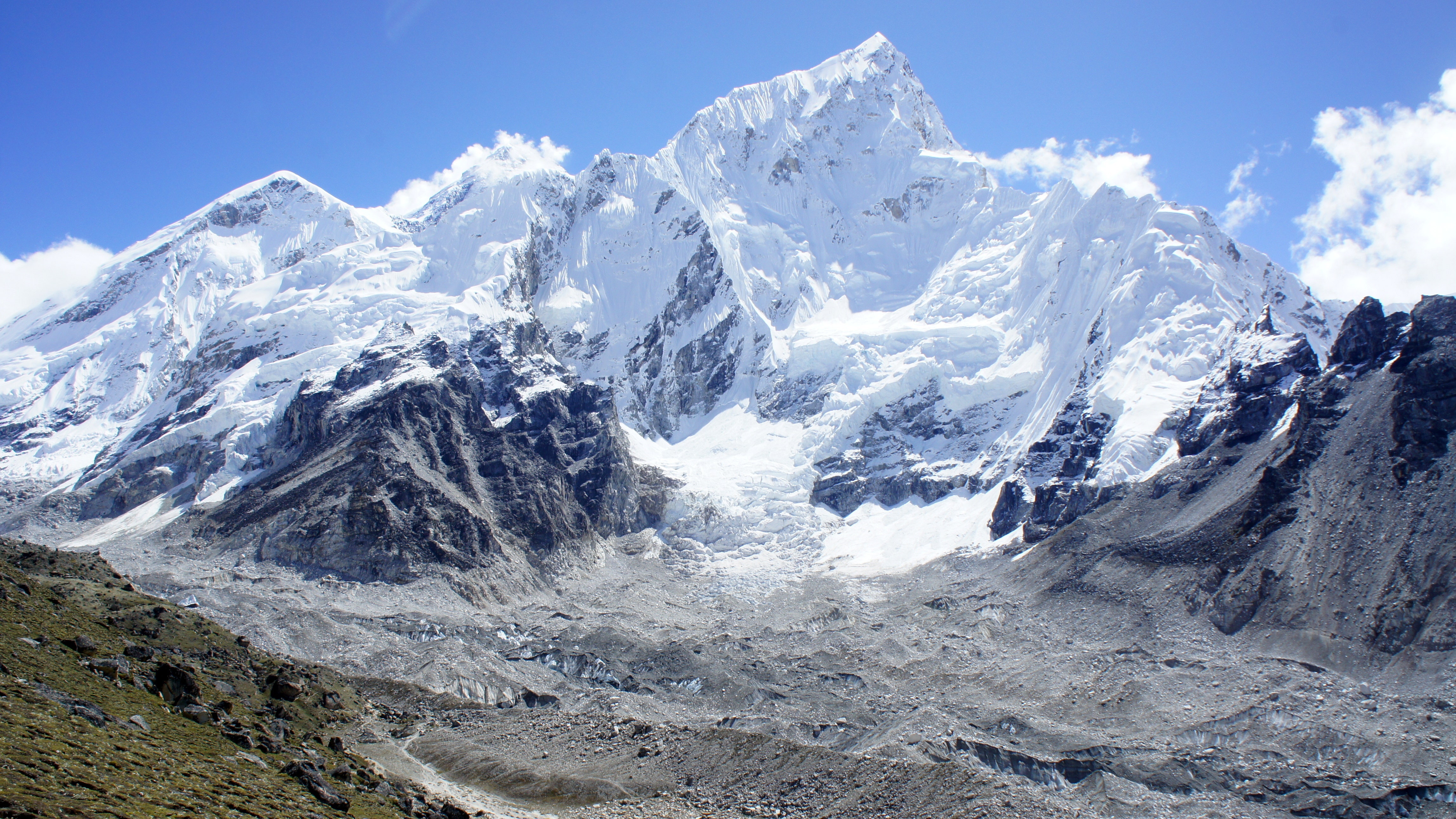 珠穆朗玛峰的峰顶属于中国吗?为什么那么多人可以登顶?