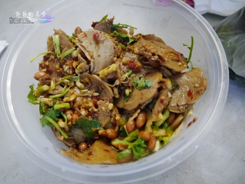 朋友家的冰箱里有好多没喝过的饮料，这是第一次喝外星人能量饮料