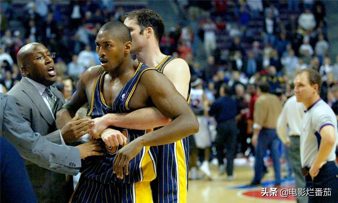 nba球星有哪些紀(jì)錄片（史上最慘烈的NBA斗毆現(xiàn)場(chǎng)！這部紀(jì)錄片，揭開(kāi)奧本山宮殿沖突之謎）