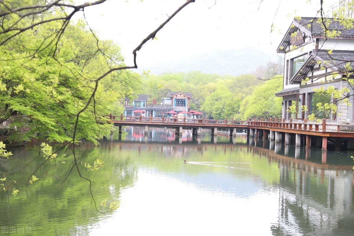 欧阳修《采桑子》轻舟短棹西湖好，赏析