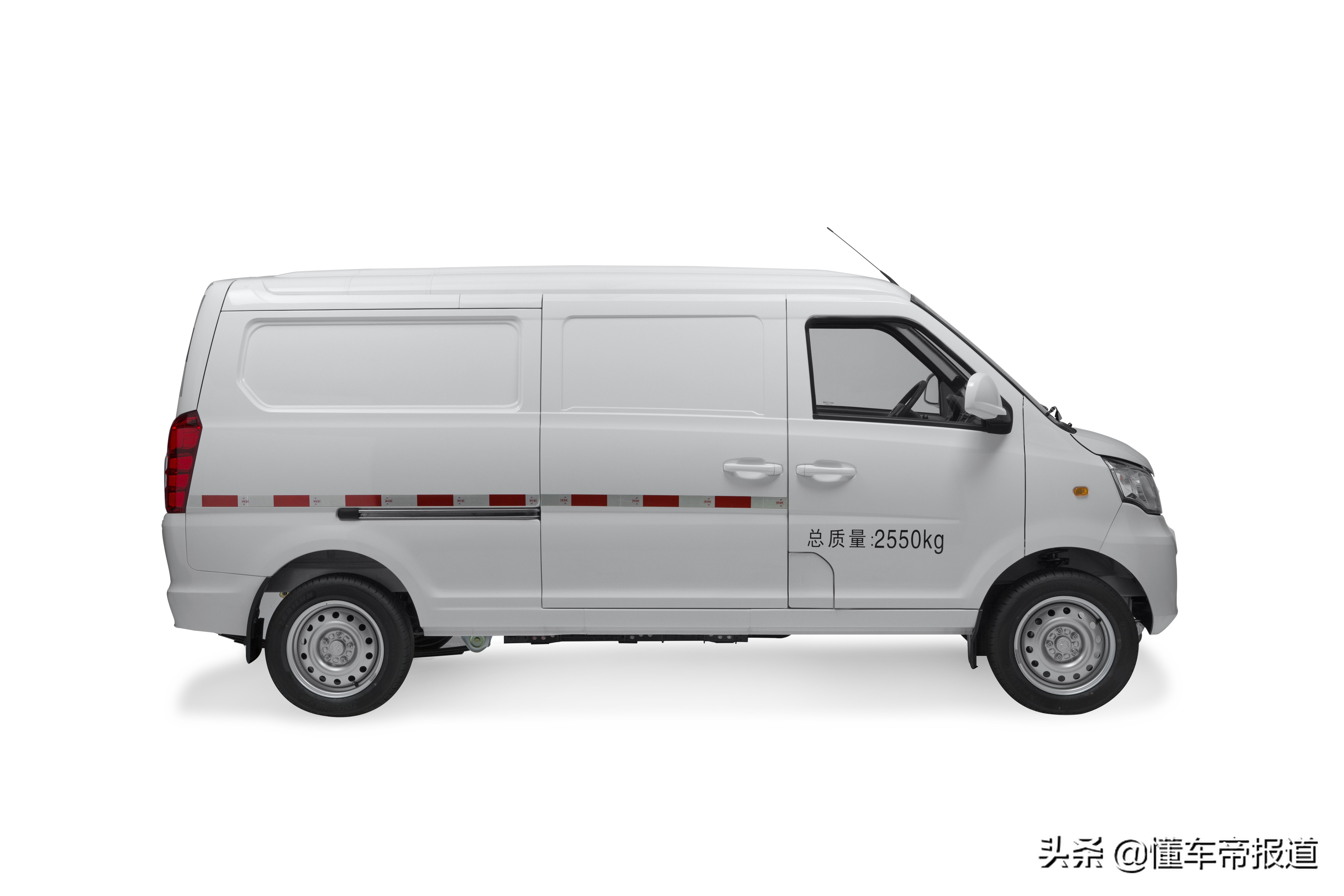 启腾m70l可视为现款启腾m70的长轴版车型,该车仅提供封闭式厢货一种