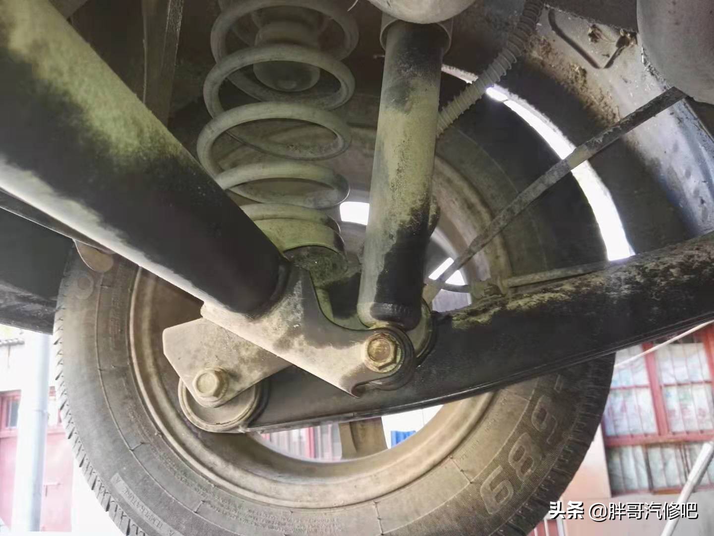车主非正常启动车辆，然而一个小失误，变速箱被击了大窟窿