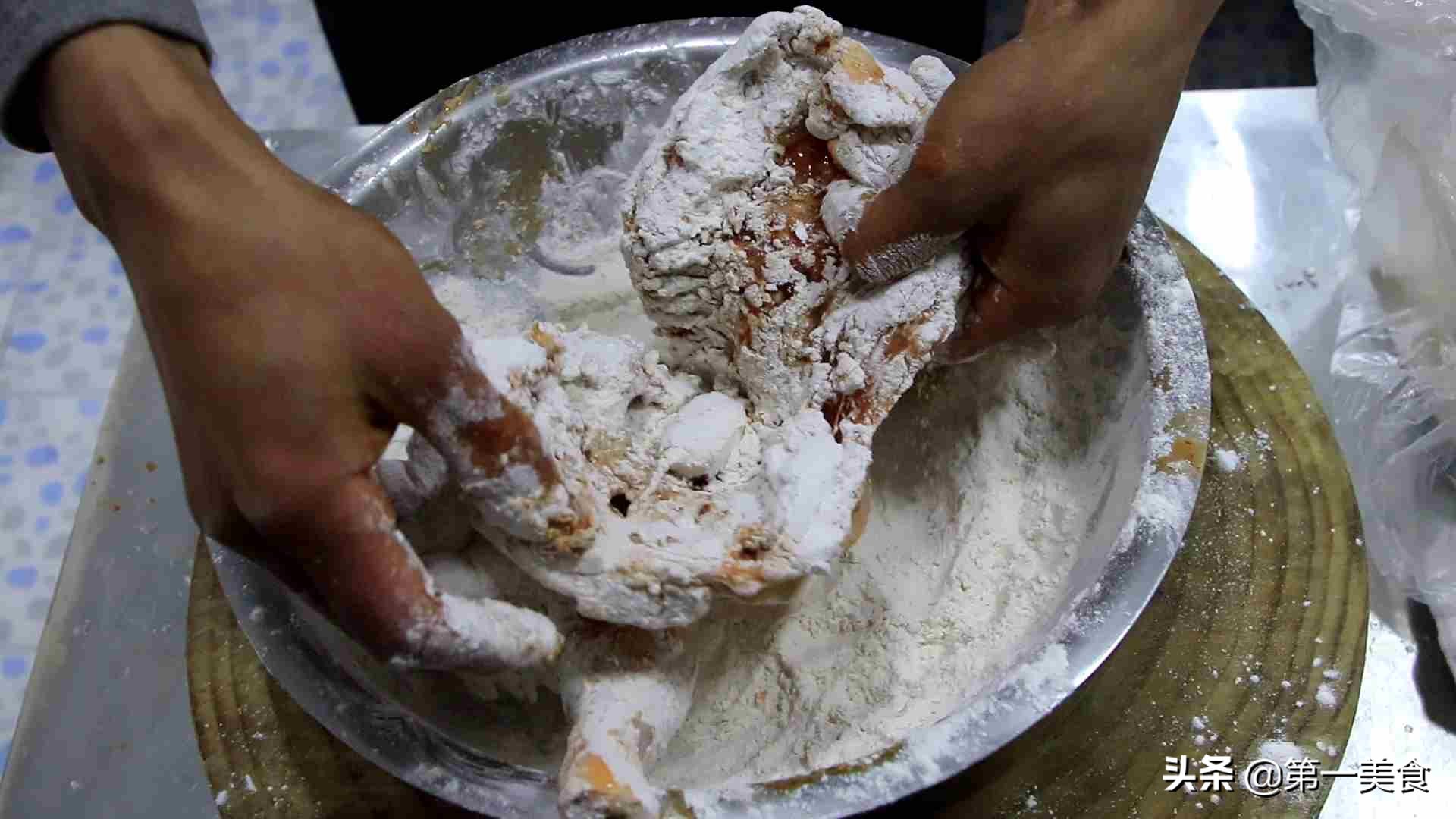 用厨师长的方法做香酥炸鸡，鸡肉鲜嫩多汁，好吃到吮手指