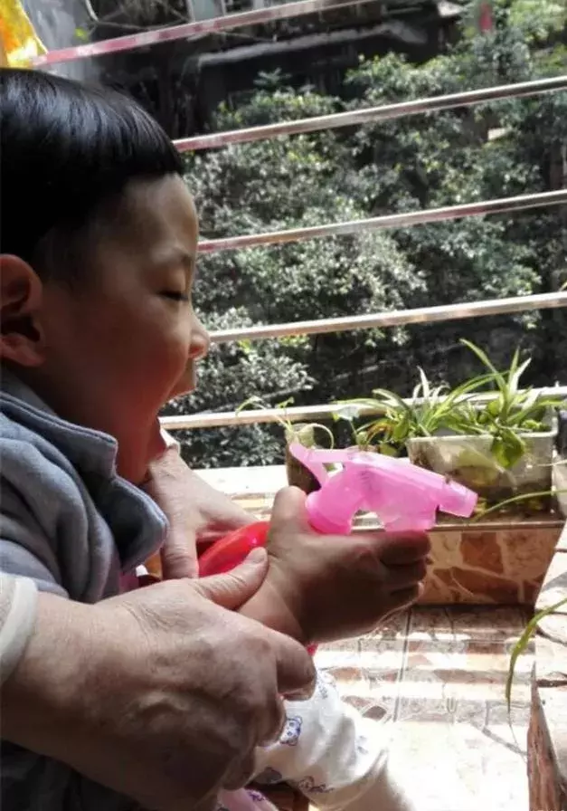 妈妈做的一切都是为了好好活着——这几位母亲的故事,看哭所有人