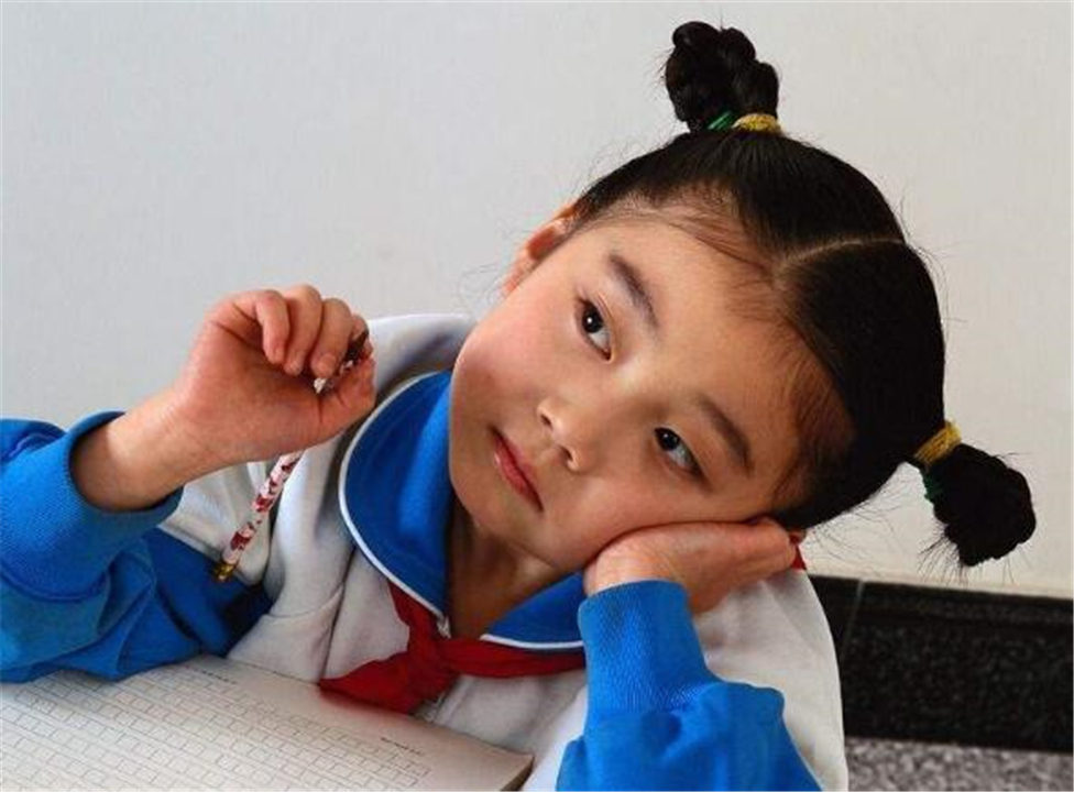 3岁宝宝"歪头杀",宝妈直呼"萌化了",检查才知眼睛生了病