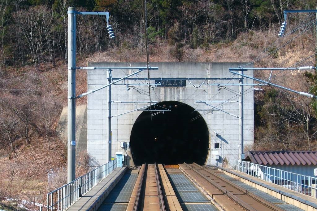 青函隧道津轻海峡横贯于本州和北海道之间,早期除了飞机以外的唯一