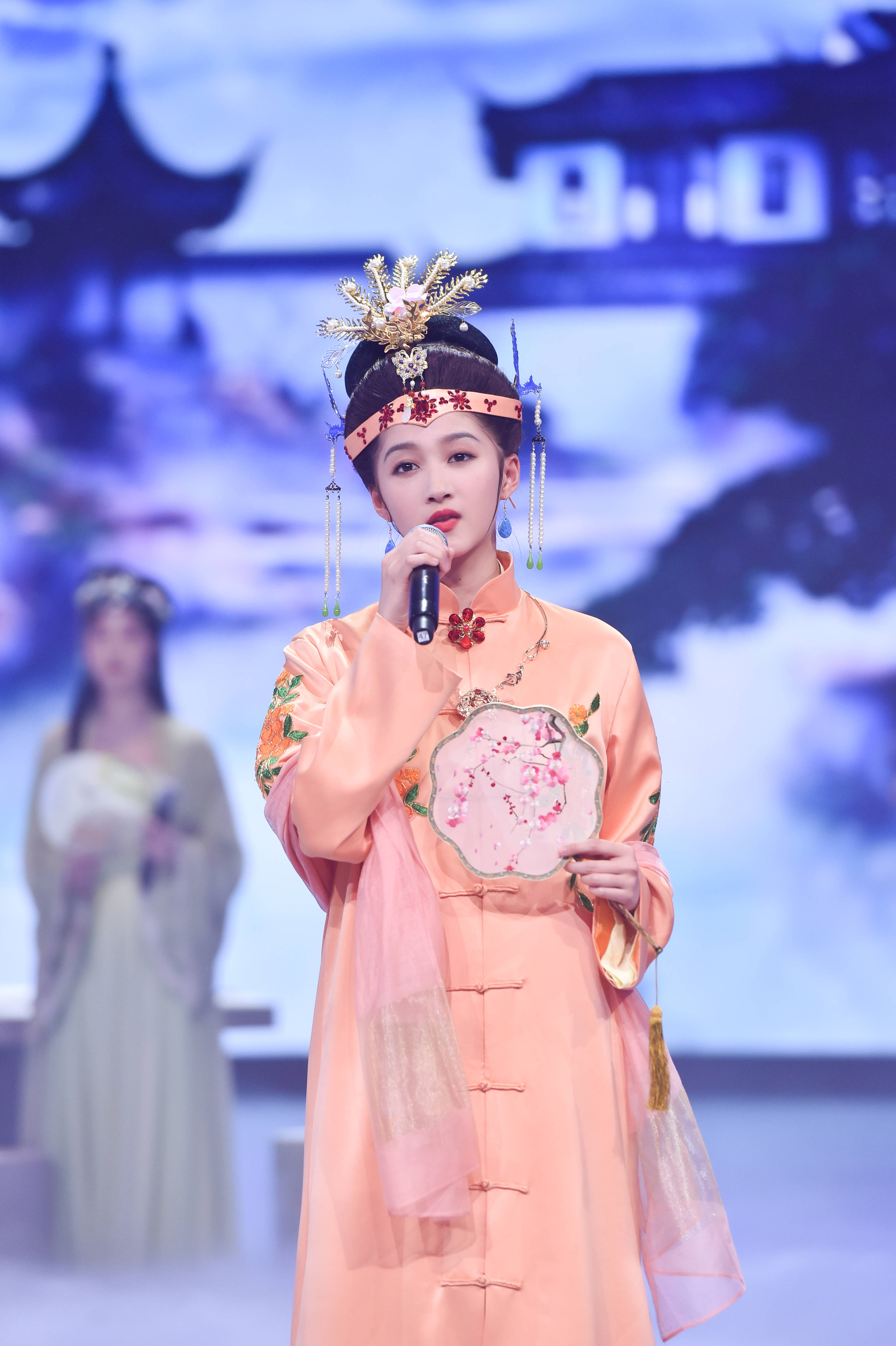 关晓彤古风图片(21岁关晓彤古装扮相太惊艳,穿古装变王熙凤,比现代装