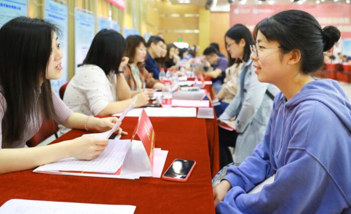 大学生逐渐“白菜化”，上千万岗位缺口无人填，二本生毕业即失业