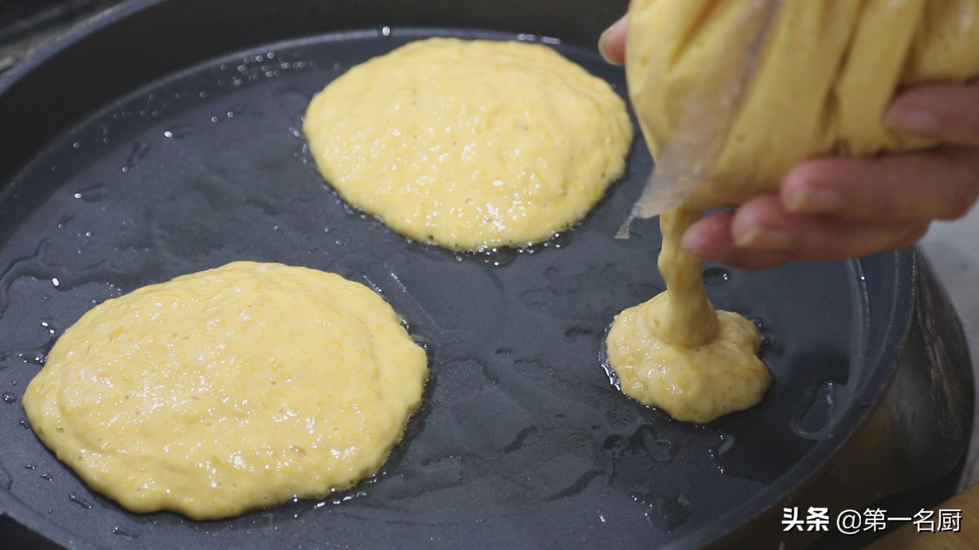 自制南瓜饼的家常做法（食材简单又营养软糯香甜）